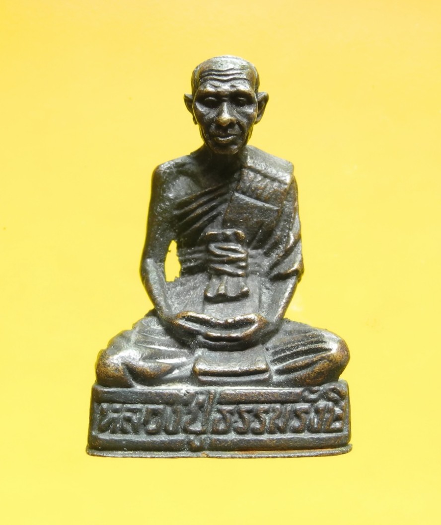 รูปหล่อหลวงปู่ธรรมรังสี วัดพระพุทธบาทพนมดิน